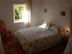 la chambre avec grand lit